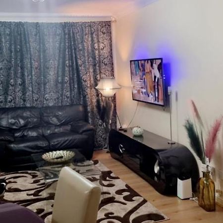 2 Bedroom Apartment - Greater London 다게넘 외부 사진
