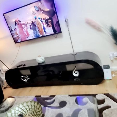 2 Bedroom Apartment - Greater London 다게넘 외부 사진