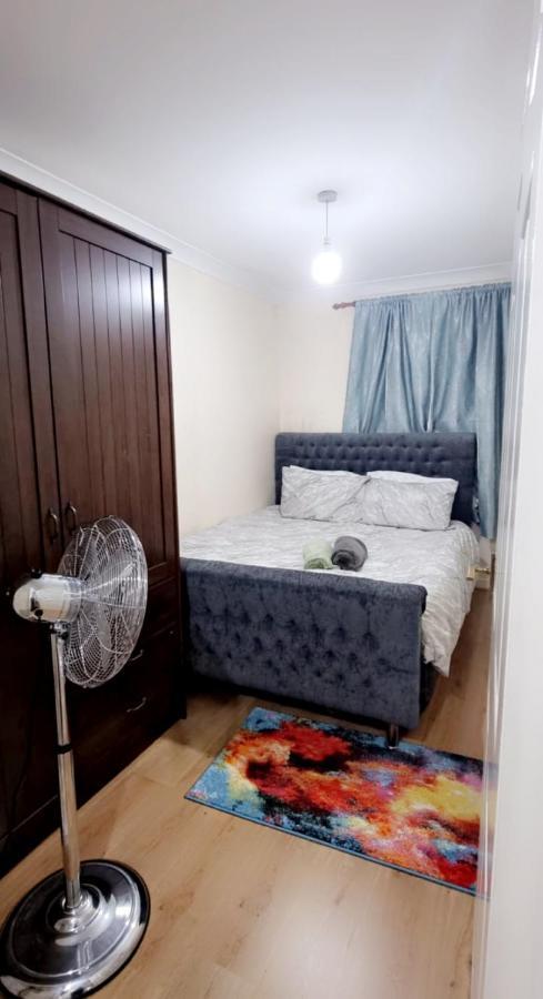 2 Bedroom Apartment - Greater London 다게넘 외부 사진
