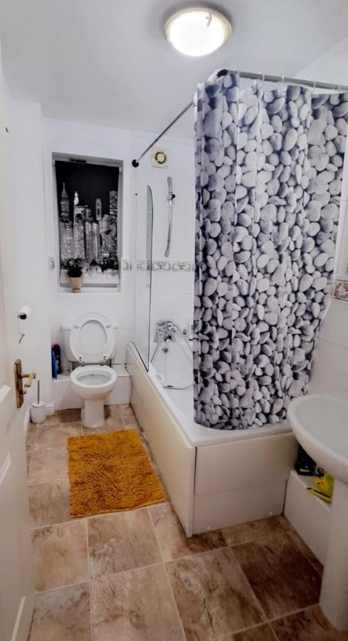 2 Bedroom Apartment - Greater London 다게넘 외부 사진