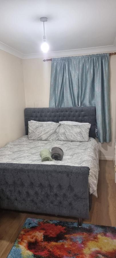 2 Bedroom Apartment - Greater London 다게넘 외부 사진